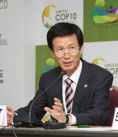 Korea Forest Service Minister Lee Don-koo speaks at a press conference on Monday.   Yonhap News\r\nKorea Forest Service Minister Lee Don-koo speaks at a press conference on Monday.   Yonhap News\r\nKorea Forest Service Minister Lee Don-koo speaks at a press conference on Monday.   Yonhap News\r\nKorea Forest Service Minister Lee Don-koo speaks at a press conference on Monday.   Yonhap News\r\nKorea Forest Service Minister Lee Don-koo speaks at a press conference on Monday.   Yonhap News