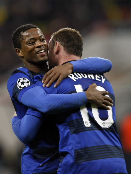 <YONHAP PHOTO-0471> Manchester United's Patrice Evra, left, and Wayne Rooney, right, celebrates after scoring against Otelul Galati during a Group C Champions League match, in Bucharest, Romania, Tuesday, Oct. 18, 2011. (AP Photo)/2011-10-19 07:13:02/ <저작권자 ⓒ 1980-2011 ㈜연합뉴스. 무단 전재 재배포 금지.>\r\nManchester United’s Patrice Evra (left) and Wayne Rooney celebrate after scoring against Otelul Galati.  AP-Yonhap News