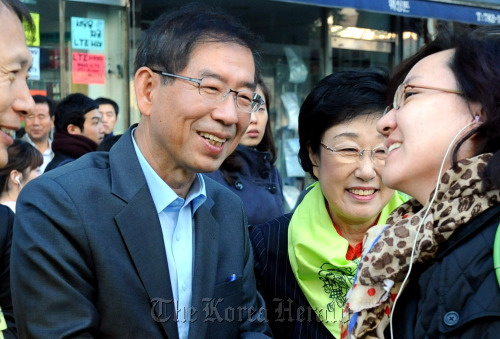 박원순 서울시장후보가 19일 오전 서울 여의도역에서 출근하는 시민들에게 인사하고 있다. 박현구 기자phko@heraldm.com 2011.10.19