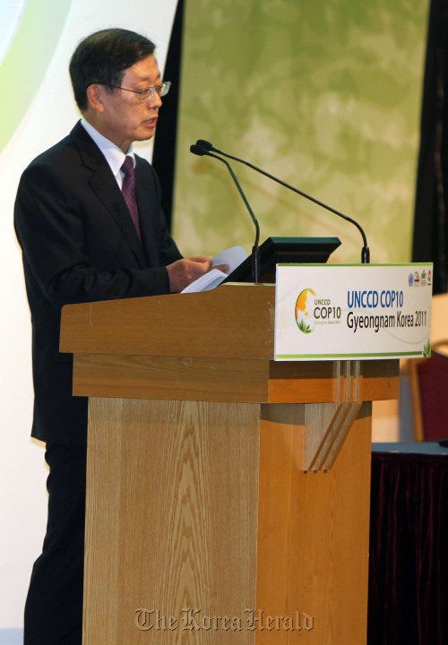Prime Minister Kim Hwang-sik Yonhap News
