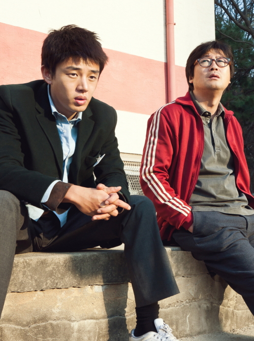 유아인(좌) 김윤석(우) 배우