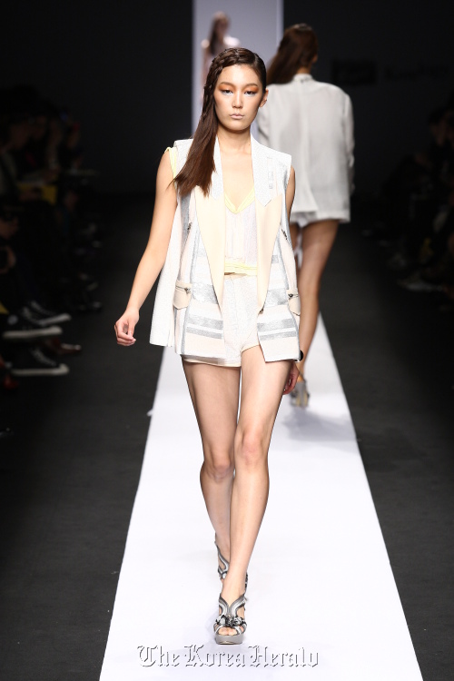 KwakHyunJoo Seoul Fashion Week\r\nKwakHyunJoo Seoul Fashion Week