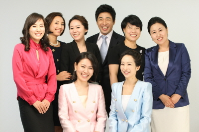 서비스 교육 전문 기업 ㈜더서비스(http://theserviceac.com/home)가 한양대학교와 함께 제1기 CS(Customer Satisfaction)전문강사 양성 기본반을 다음달 2일 개강한다. 이번 강의는 3개월 동안 월요일과 수요일, 주 2회(오후 7시30분~10시30분) 이루어진다.\r\n고객 서비스 질이 기업의 생존 여부를 좌우할 만큼 중요하게 인식되고 있는 요즘 이와 같은 강의는 더욱 각광 받을 것으로 예상된다.\r\nCS전문강사 양성 기본 과정은 강의 기술, 서비스학, 강사 전략론, 강사 되기 등 크게 4가지 테마로 구성,  ‘서비스 교육에 필요한 서비스 매뉴얼 작성법’, ‘R/P의 다양한 기법 및 교육 시 활용법’, ‘교안 작성시 매체 활용법’, ‘강의에 활용되는 대표적인 4가지 진단 이해하기’, ‘컴플레인의 유형과 각 유형에 맞는 응대방법 숙지 및 실습’, ‘텔레커뮤니케이션 이해 및 응대법 숙지’, ‘청중에게 나를 어필하는 How to’ 등 서비스 교육에 대한 기본적인 이해에서부터 실제 강의에 접목 가능한 알짜 정보를 배울 수 있는 내용들로 구성됐다.\r\n또한 수료 후에는 ㈜더서비스 아카데미 수료증과 한양대 총장 명의의 수료증이 동시에 발급되며, ㈜더서비스 부설 연구 기관인 서비스 행동 연구소의 연구원으로 선발이 되어 서비스 프로젝트에 참여할 수 있는 기회가 주어지는 것으로 알려져 학생들 사이에서 관심이 급증하고 있다.