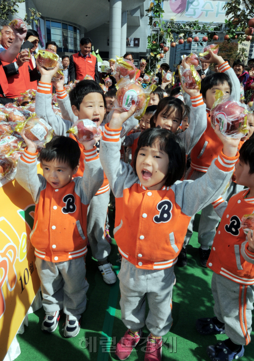 '10월 24일은 둘(2)이 사(4)과 하는 날 애플데이!'  농협은 사과전국협의회와 공동으로 19일 서울 용산역 광장에서 '2011년 애플데이' 기념행사를 개최하고 있다. 행사장을 찾은 인근 어린이집 아이들이 사과를 들고 환호하고 있다. 애플데이는 '나로 인해 마음의 상처를 받은 사람에게 사과하고 그 징표로 사과를 보내자'는 취지로 2002년 제정되었다./ 안훈기자 rosedale@ 2011.10.19\r\n'10월 24일은 둘(2)이 사(4)과 하는 날 애플데이!'  농협은 사과전국협의회와 공동으로 19일 서울 용산역 광장에서 '2011년 애플데이' 기념행사를 개최하고 있다. 행사장을 찾은 인근 어린이집 아이들이 사과를 들고 환호하고 있다. 애플데이는 '나로 인해 마음의 상처를 받은 사람에게 사과하고 그 징표로 사과를 보내자'는 취지로 2002년 제정되었다./ 안훈기자 rosedale@ 2011.10.19