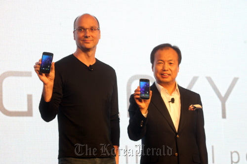 Shin Jong-kyun (right), chief of mobile communications business at Samsung Electronics, and Andy Rubin, Google’s vice president of mobile, jointly showcase the new Galaxy Nexus at a launch event in Hong Kong on Wednesday.   Samsung Electronics\r\n삼성전자와 구글은 19일 홍콩 컨벤션센터에서 간담회를 갖고 더욱 강력한 하드웨어와 안드로이드 새 운영체제를 탑재한 ‘갤럭시 넥서스’를 공개하며 다양한 기능을 소개했다. \r\n\r\n이 행사에는 신종균 삼성전자 무선 사업부 사장과 앤디 루빈 구글 부사장을 비롯해 마티아스 두아르테, 휴고 바라 안드로이드 디렉터 등이 참석해 직접 갤럭시 넥서스의 새 기능을 발표했다 (사진=삼선전자)