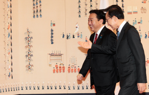<YONHAP PHOTO-0790> 李대통령과 노다 日총리 동행 (서울=연합뉴스) 김병만 기자 = 이명박 대통령과 노다 요시히코(野田佳彦) 일본 총리가19일 청와대 정상회담장으로 향하고 있다. 2011.10.19 kimb01@yna.co.kr/2011-10-19 10:43:46/ <저작권자 ⓒ 1980-2011 ㈜연합뉴스. 무단 전재 재배포 금지.>\r\nPresident Lee Myung-bak and Japanese Prime Minister Yoshihiko Noda head for their summit in Cheong Wa Dae on Wednesday.\r\n Yonhap News