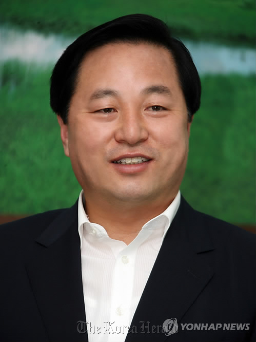South Gyeongsang Governor Kim Du-kwan