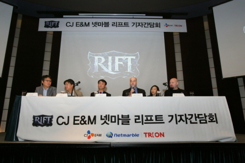 좌부터 이장현 부장, 김현익 본부장, 조영기 대표, 라스버틀러 대표, 아담거쇼위츠 PD\r\n\r\nCJ E&M 넷마블(부문대표 조영기)은 트라이온월드(대표 라스 버틀러)가 개발한 다중접속역활수행게임(MMORPG) ‘리프트’의 서비스 계획을 발표하는 기자간담회를 19일 개최혔다.\r\n\r\n넷마블과 트라이온월드 측은 '리프트'가 세계시장에서 인정받은 MMORPG인 만큼, 한국에서도 충분히 성공할 수 있는 게임이라고 생각한다며 자신감을 내보였다\r\n.