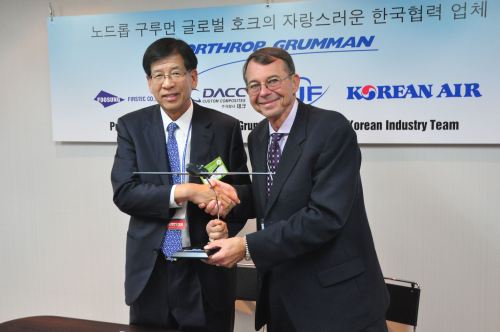 노드롭의 존 브룩스 부사장이 19일 양해각서를 체결하고 있다/\r\n항공 방산업체인 퍼스텍(대표 전용우)은 미국 노드롭 그루먼 사와 ‘글로벌 호크(Global Hawk)’ \r\n사업 협력에 관한 양해각서를 체결했다고 19일 밝혔