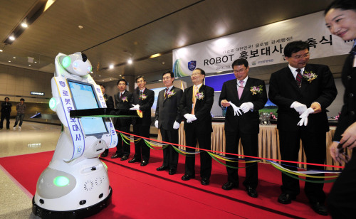 Robot helpers /로봇 인천세관 관광 홍보 도우미로봇,\r\n인천공항세관은 19일 IT강국의 이미지를 널리 알리고자 공항입국장에서 외국인을 안내하는 로봇을 홍보대사로 위촉, 관광도우미 역할을 맡겼다. \r\n IT기술이 집약된 로봇이 인천공항세관 홍보대사로 위촉돼 공항 여객터미널에서 해외에서 입국하는 내외국인들을 맞이한다.\r\n\r\n인천공항본부세관(세관장·정재열)은 IT강국 대한민국을 상징하는 로봇을 세관 홍보대사로 위촉하고 성공적인 홍보 활동을 지원하기로 했다고 20일 밝혔다