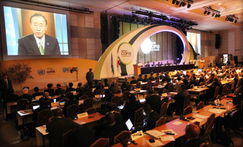 유엔사막화방지협약-UNCCD COP10/ Forum agrees on plans for land management\r\n창원이니셔티브의 주요내용은 사막화방지협약의 장기적인 목표설정에 합의하고 이를 위한 과학기반 구축 유도, 사막화와 토지황폐화를 효과적으로 저감하기 위한 파트너십 구축과 민간 부문을 포함한 자원동원 증대, 지속가능한 토지관리를 권장하기 위한 ‘생명의 땅 상(Land for Life)’ 신설 등이다.