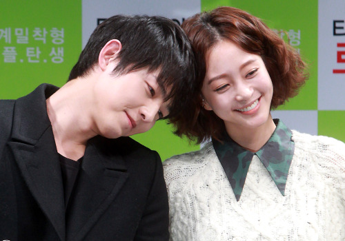 <YONHAP PHOTO-1081> 한예슬-송중기, 스크린서 호흡 (서울=연합뉴스) 유용석 기자 = 배우 송중기(왼쪽)와 한예슬이 19일 오전 서울시 강남구 압구정 CGV에서 열린 영화 '티끌모아 로맨스'(감독 김정환) 제작보고회에 참석해 포즈를 취하고 있다. 2011.10.19 yalbr@yna.co.kr/2011-10-19 13:31:53/ <저작권자 ⓒ 1980-2011 ㈜연합뉴스. 무단 전재 재배포 금지.>\r\n<YONHAP PHOTO-1081> 한예슬-송중기, 스크린서 호흡 (서울=연합뉴스) 유용석 기자 = 배우 송중기(왼쪽)와 한예슬이 19일 오전 서울시 강남구 압구정 CGV에서 열린 영화 '티끌모아 로맨스'(감독 김정환) 제작보고회에 참석해 포즈를 취하고 있다. 2011.10.19 yalbr@yna.co.kr/2011-10-19 13:31:53/ <저작권자 ⓒ 1980-2011 ㈜연합뉴스. 무단 전재 재배포 금지.>