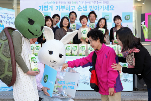 애경은 19일 서울 홍대역 부근 와이즈파크에서 기부하는 소비자에게 주방세제 순샘 리얼 허브녹차를 선물로 증정하는 ‘사랑의 펌프’ 소비자 기부행사를 실시했다. 애경은 오는 11월 30일까지 순샘 제품을 구매하면 OK캐쉬백을 통해 유니세프에 1000원을 기부할 수 있는 ‘기부좋아 기분좋아’ 사회공헌 캠페인도 진행한다