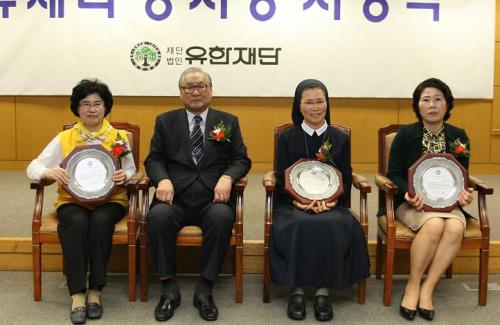 유한양행 유한재단(이사장 정원식)은 ‘제20회 유재라봉사상’ 수상자로 ▷간호부문 이광미(55ㆍ카톨릭대 수원성빈센트병원 간호부장) ▷교육부문 조성자(57ㆍ충남 보령시 외연초등학교 교사) ▷복지부문 문숙자(65ㆍ적십자사송파지구 노인분과장) 씨를 선정, 시상했다고 20일 밝혔다. 시상식에서 수상자\r\n인 문숙자 씨(왼쪽부터), 정원식 유한재단 이사장, 이광미 씨, 조성자 씨가 자리를 함께했다.