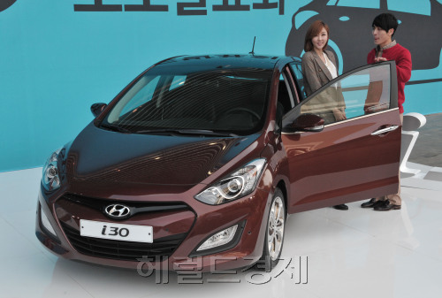 20일 현대차가 국내에 출시한 'i30(아이서티)'승용차. 유럽형 해치백 스타일로 '에어로 액티브' 컨셉트와 핵사고널 그릴 디자인으로 동급 최초 7에어백, 1.6 GDI엔진,6단 자동변속기의 파워트레인과 VDC,VSM등 언전장치,플렉스 스티어와 전자식 파워 브레이크, 히든 후방카메라등 첨단 편의사항이 적용됐다. <br />정희조 기자/checho@heraldm.com 111020\r\n20일 현대차가 국내에 출시한 'i30(아이서티)'승용차. 유럽형 해치백 스타일로 '에어로 액티브' 컨셉트와 핵사고널 그릴 디자인으로 동급 최초 7에어백, 1.6 GDI엔진,6단 자동변속기의 파워트레인과 VDC,VSM등 언전장치,플렉스 스티어와 전자식 파워 브레이크, 히든 후방카메라등 첨단 편의사항이 적용됐다. \r\n정희조 기자/checho@heraldm.com 111020