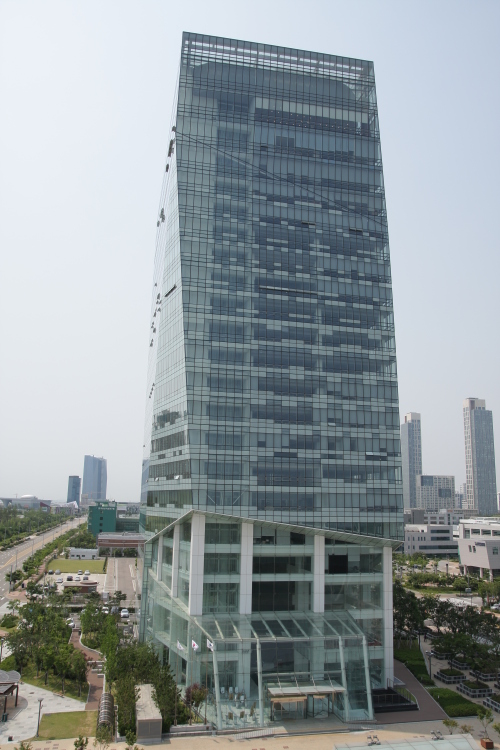 20일 송도테크노파크에 따르면 올들어 모두 7개 촬영팀이 미추홀타워에서 드라마, 영화, CF 등을 촬영했다