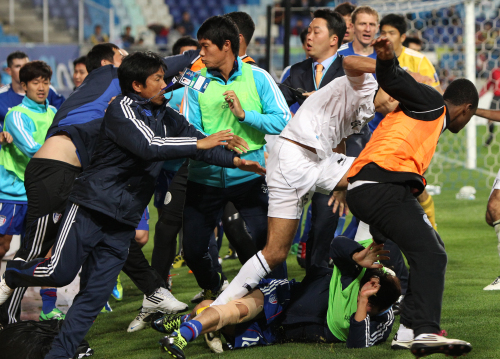 <YONHAP PHOTO-2391> '난투극' 아시아축구연맹 챔피언스리그 (수원=연합뉴스) 신영근 기자 = 19일 수원월드컵경기장에서 벌어진 아시아축구연맹(AFC) 챔피언스리그 수원 삼성과 카타르 알 사드의 4강 1차전 후반전에서 양 팀 선수들이 난투극을 벌이고 있다. 난투극은 부상 선수 발생으로 수원이 아웃시킨 볼을 알 사드 마마두 니앙이 골로 연결시키면서 비롯됐다. 수원 0대2 패. 2011.10.19 drops@yna.co.kr http://blog.yonhapnews.co.kr/geenang/2011-10-19 21:48:59/ <저작권자 ⓒ 1980-2011 ㈜연합뉴스. 무단 전재 재배포 금지.>\r\nSuwon and Al Sadd players and coaches fight at Suwon World Cup Stadium.  Yonhap News