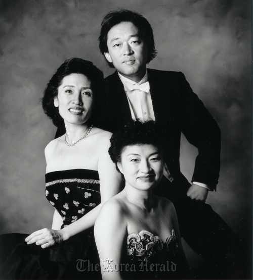 The Chung Trio (clockwise from the top) pianist and conductor Chung Myung-whun, cellist Chung Myung-wha and violinist Chung Kyung-wha \n CMI Korea\r\nThe Chung Trio (clockwise from the top) pianist and conductor Chung Myung-whun, cellist Chung Myung-wha and violinist Chung Kyung-wha. \n CMI Korea