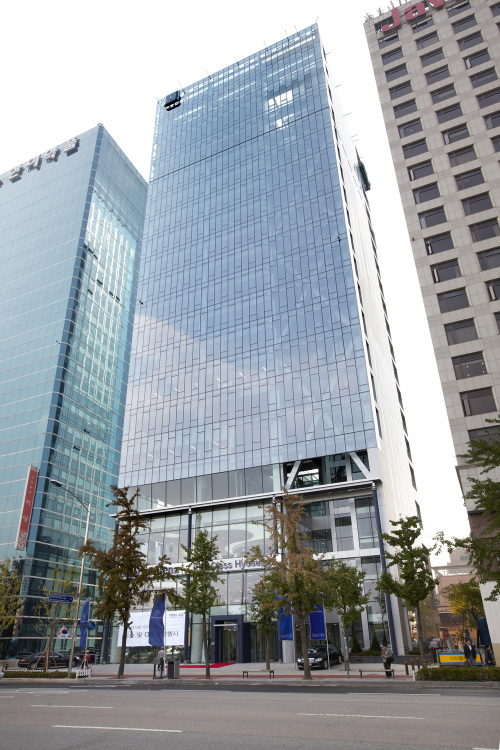 메르세데스 벤츠 코리아가 송파전시장을 확장 이전하며 송파 서비스센터를 새롭게 개설한다고 20일 밝혔다.
