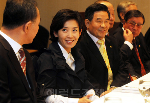 한나라당 나경원 서울시장 후보가 20일 오전 서울 성북호텔에서 서울시 보훈단체 회장단과의 간담회를 하고 있다. 박현구 기자phko@heraldm.com 2011.10.20\r\n한나라당 나경원 서울시장 후보가 20일 오전 서울 성북호텔에서 서울시 보훈단체 회장단과의 간담회를 하고 있다. 박현구 기자phko@heraldm.com 2011.10.20\r\n나경원 한나라당 서울시장 후보가 20일 오전 서울 홀리데이인 서울성북호텔에서 서울시 보훈단체 회장단과 간담회를 하고 있다.  박현구 기자/phko@heraldm.com