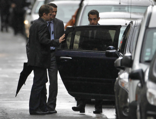 French President Nicolas Sarkozy (right) leaves a clinic, Wednesday Oct.19, 2011 in Paris, and where his wife Carla Bruni-Sarkozy is reportedly expected to give birth. (AP)