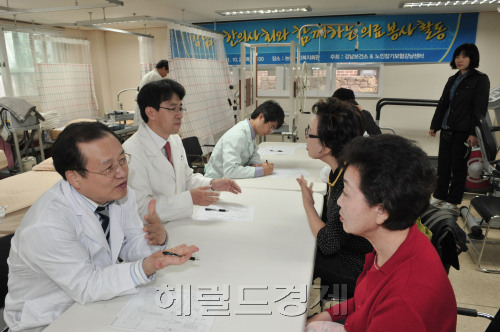 20일 강남 한의사회에서 논현동 논골노인복지회관에서 무료 한방의료봉사를 하고 있다.<br />정희조 기자/checho@heraldm.com 111020\r\n20일 강남 한의사회에서 논현동 논골노인복지회관에서 무료 한방의료봉사를 하고 있다.\r\n정희조 기자/checho@heraldm.com 111020\r\n20일 강남 한의사회에서 논현동 논골노인복지회관에서 무료 한방의료봉사를 하고 있다.\r\n정희조 기자/checho@heraldm.com 111020