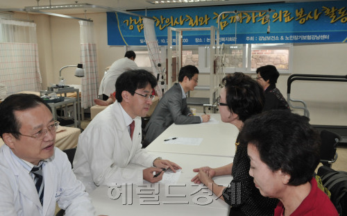 20일 강남 한의사회에서 논현동 논골노인복지회관에서 무료 한방의료봉사를 하고 있다.<br />정희조 기자/checho@heraldm.com 111020\r\n20일 강남 한의사회에서 논현동 논골노인복지회관에서 무료 한방의료봉사를 하고 있다.\r\n정희조 기자/checho@heraldm.com 111020\r\n20일 강남 한의사회에서 논현동 논골노인복지회관에서 무료 한방의료봉사를 하고 있다.\r\n정희조 기자/checho@heraldm.com 111020\r\n서울 강남구 지역 의료봉사단 소속 한의사들이 저소득층 어르신들에게 무료 한방 의료봉사를 하고 있다. 이번 봉사는 강남구한의사협회 소속 한의사와 국민건강보험공단 및 강남구보건소 관계자 등이 저소득 구민과 어르신들에게 침, 뜸, 내과, 관절, 허리통증 등의 무료 한방 진료 및 건강을 점검하고 치료한다.  정희조 기자/checho@heraldm.com