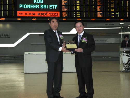 KDB PIONEER SRI ETF는 한국거래소가 산출하는 KRX SRI지수를 기초지수로 한다. KRX SRI지수는 유가증권시장 및 코스닥시장의 사회책임투자 우수기업 70종목으로 구성돼있다