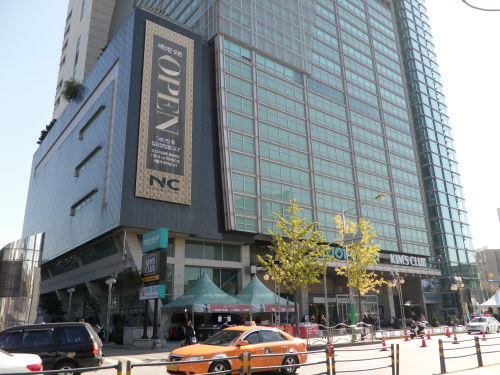 시행사 (주)태완디앤씨에서는 킴스크럽, "NC백화점"상가의 회사보유분을 등기분양하며, 투자자들로 ‘북새통'을 이루고 있다. 특히 투자자들에게 실투자금의 년10%~12.5의 확정수익금을 지급하기에 투자처로서 비전이 있다\r\n월수익 높은상가 "사장된다!", NC백화점 11월 오픈 회사보유분 "특별분양"