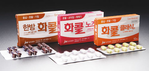 JW중외제약은 환절기를 맞아 최근 ‘화콜’ 리뉴얼 제품을 시장에 내놓았다. 화콜은 1990년 출시돼 20여년간 감기약의 대명사로 자리잡은 JW중외제약의 대표적 일반의약품이다. 새롭게 선보인 화콜은 부작용의 우려가 있는 페닐프로판올아민(PPA)성분을 제거했다.