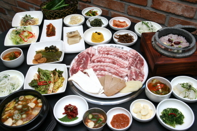 흑돈가 관계자는 “가족의 외식장소 및 직장인 회식장소로 많은 문의가 오고 있으며, 외국인 관광객들도 즐겨 찾는다”며 “예약 후 방문하면 기다리지 않고 제주도 흑돼지를 맛볼 수 있다”고 전했다.\r\n\r\n흑돈가 명동점은 을지로입구역 5번 출구 인근에 자리하고 있으며, 홈페이지(www.blackpig.kr)에서 자세한 위치를 확인할 수 있다