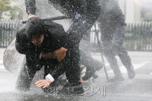 도가니\r\n세상살이가 힘들어도 아름다운 구석이 왜 없겠냐 마는, 말로만 듣던 2011년 대한민국의 일탈은 올 국정감사를 통해 실증적으로 그 모습을 드러냈다. 국감은 국민의 대표인 국회의원들에게 있어 한 해 농사의 결실을 거두는 추수이다. 선량의 가장 중요한 의식인 만큼, 최고의 집중력을 발휘해 현미경을 들이댔더니, 우리 사회 전반의 일탈행위가 제도운영, 의식, 도덕의 혼돈 속에서 빚어진, 자못 ‘구조적’인 것임이 여실히 드러났다.