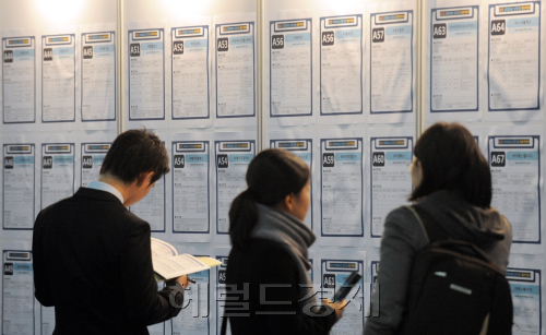24일 오전 서울 학여울 서울무역전시컨벤션센터에서 헤럴드경제와 한국거래소,코스닥협회가 주최하고 캠퍼스헤럴드가 주관하는 '2010년 코스닥 상장기업 채용박람회'가 열리는 가운데 구직자들이 채용정보를 살펴보고 있다./안훈기자 rosedale@ 2010.11.24\r\n24일 오전 서울 학여울 서울무역전시컨벤션센터에서 헤럴드경제와 한국거래소,코스닥협회가 주최하고 캠퍼스헤럴드가 주관하는 '2010년 코스닥 상장기업 채용박람회'가 열리는 가운데 구직자들이 채용정보를 살펴보고 있다./안훈기자 rosedale@ 2010.11.24