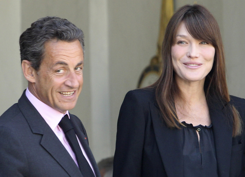 <YONHAP PHOTO-0893> FILE - This is a Friday, May 13, 2011 file photo of France's President Nicolas Sarkozy and his wife Carla Bruni-Sarkozy at the Elysee Palace in Paris. French media reports Wednesday Oct 19 2011 say first lady Carla Bruni-Sarkozy has given birth to a baby girl _ the first infant born to a sitting president in modern-day France. President Nicolas Sarkozy was returning from a meeting in Frankfurt on the euro debt crisis when the child was born around 8 p.m. (1800 GMT) on Wednesday, according to a BFM report. (AP Photo/Michel Euler, File)/2011-10-20 06:35:06/ <저작권자 ⓒ 1980-2011 ㈜연합뉴스. 무단 전재 재배포 금지.>\r\nFrance’s President Nicolas Sarkozy and his wife Carla Bruni-Sarkozy at the Elysee Palace in Paris. AP-Yonhap News\r\nFrance’s President Nicolas Sarkozy and his wife Carla Bruni-Sarkozy at the Elysee Palace in Paris. AP-Yonhap News