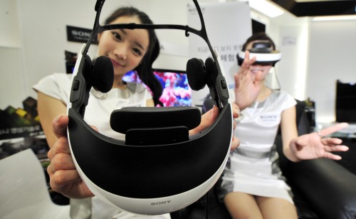 소니코리아는 20일 서울 삼성동 코엑스 전시자에서 3D 헤드마운트 디스플레이 '퍼스널 3D뷰어(HMZ-T1)'을 선보였다. 퍼스널 3D뷰어(HMZ-T1)는 머리에 쓰는 것만으로도 750인치 대형 스크린을 20m 거리에서 시청한는 것과 같은 생생한 3D화면을 즐길 수 있다.<br />김명섭 기자 msiron@\r\n소니코리아는 20일 서울 삼성동 코엑스 전시자에서 3D 헤드마운트 디스플레이 '퍼스널 3D뷰어(HMZ-T1)'을 선보였다. 퍼스널 3D뷰어(HMZ-T1)는 머리에 쓰는 것만으로도 750인치 대형 스크린을 20m 거리에서 시청한는 것과 같은 생생한 3D화면을 즐길 수 있다.\r\n김명섭 기자 msiron@