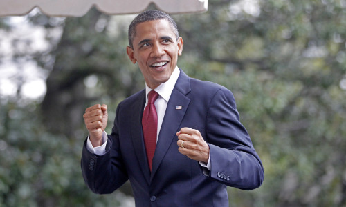 <YONHAP PHOTO-0866> President Barack Obama gestures to reporters as he walks on the South Lawn at the White House in Washington, Wednesday, Oct. 19, 2011, as he returned from a three day bus tour of North Carolina and Virginia. (AP Photo/Charles Dharapak)/2011-10-20 06:25:27/ <저작권자 ⓒ 1980-2011 ㈜연합뉴스. 무단 전재 재배포 금지.>\r\nBarack Obama gestures to reporters at the White House in Washington on Wednesday.  AP-Yonhap News