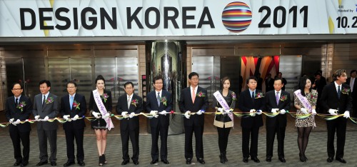 디자인코리아 2011이 20일 서울 삼성동 코엑스에서 개막돼 참석인사들이 개막 테이프 컷팅을 하고 있다.<br />김명섭 기자 msiron@\r\n디자인코리아 2011이 20일 서울 삼성동 코엑스에서 개막돼 참석인사들이 개막 테이프 컷팅을 하고 있다.\r\n김명섭 기자 msiron@