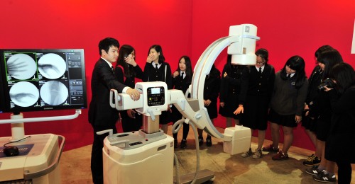 디자인코리아 2011이 20일 서울 삼성동 코엑스에서 개막돼 학생들이 디자인 트렌드관에서 의료기기를 둘러보고 있다.<br />김명섭 기자 msiron@\r\n디자인코리아 2011이 20일 서울 삼성동 코엑스에서 개막돼 학생들이 디자인 트렌드관에서 의료기기를 둘러보고 있다.\r\n김명섭 기자 msiron@
