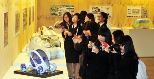 디자인코리아 2011이 20일 서울 삼성동 코엑스에서 개막돼 학생들이 미래형 자동차 목가 디자인을 둘러보고 있다.<br />김명섭 기자 msiron@\r\n디자인코리아 2011이 20일 서울 삼성동 코엑스에서 개막돼 학생들이 미래형 자동차 목가 디자인을 둘러보고 있다.\r\n김명섭 기자 msiron@