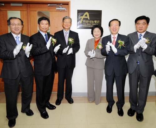 <YONHAP PHOTO-1764> `아산나눔재단' 공식 출범 (서울=연합뉴스) 지난 8월 16일 설립을 발표한 '아산나눔재단'이 절차를 마무리하고 20일 서울 종로구 계동 현대빌딩 사무실에서 현판식을 하고 공식출범했다. 아산나눔재단은 아산 정주영 서거 10주기를 맞아 아산의 정신을 계승하기 위해 한나라당 정몽준 의원 등 가족들과 현대중공업그룹 등 출연 기업들이 총 5천억원을 출연해 설립했다. 아산나눔재단의 이사장은 정진홍 서울대 명예교수가 맡았으며, 이석연 전 법제처장, 김태현 성신여대 교수, 한정화 한양대 교수, 영화배우 안성기, 이병규 문화일보 사장, 최길선 전 현대중공업 사장 등이 이사로 선임됐다. 왼쪽부터 한정화 한양대 교수, 최길선 전 현대중공업 사장, 정진홍 서울대 명예교수, 김태현 성신여대 교수, 이석연 변호사, 권오갑 현대오일뱅크 사장. 2011. 10. 20 srbaek@yna.co.kr/2011-10-20 12:50:48/ <저작권자 ⓒ 1980-2011 ㈜연합뉴스. 무단 전재 재배포 금지.>\r\nAsan Sharing Foundation was launched at the Hyundai Group headquarters in Gyedong, Jongno, Seoul, on Thursday. Participants in the ceremony were (from left to right) Han Jung-hwa, Choi Gil-sun, Chung Jin-hong, Kim Tae-hyun, Lee Seog-yeon and Kwon Oh-gap.  Yonhap News\r\nAsan Sharing Foundation was launched at the Hyundai Group headquarters in Gyedong, Jongno, Seoul, on Thursday. Participants in the ceremony were (from left to right) Han Jung-hwa, Choi Gil-sun, Chung Jin-hong, Kim Tae-hyun, Lee Seog-yeon and Kwon Oh-gap.  Yonhap News