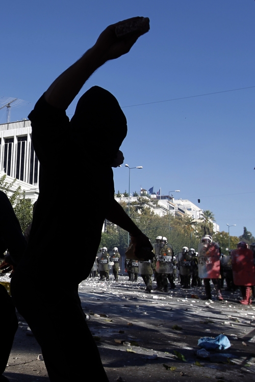 <YONHAP PHOTO-0584> A protester throws a stone at Greek riot police, during clashes in central Athens, Wednesday, Oct. 19, 2011. Greek anger over new austerity measures and layoffs erupted into violence Wednesday, as demonstrators hurled chunks of marble and gasoline bombs and riot police responded with tear gas and stun grenades that echoed across Athens' main square. (AP Photo/Petros Giannakouris)/2011-10-20 06:00:56/ <저작권자 ⓒ 1980-2011 ㈜연합뉴스. 무단 전재 재배포 금지.>\r\nA protester throws a stone at Greek riot police, during clashes on Wednesday.  AP-Yonhap News