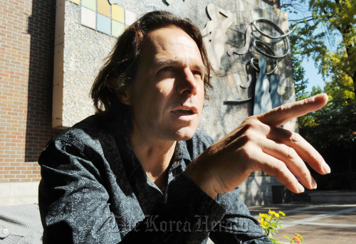 정동 극장 햄릿 뮤직 다이렉터 야넥 레덱스키. 박현구 기자phko@heraldm.com 2011.10.19\r\nPopular Czech singer and composer Janek Ledecky, who directed the musical “Hamlet,” during an interview with The Korea Herald in Seoul, Wednesday. Park Hyun-koo/The Korea Herald