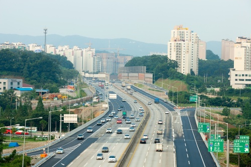 영동고속도로 확장공사 시점 \r\n도로공사는 1996년 이후 사용해온 고속도로 정체 기준속도를 현행 30 ㎞/h에서 40 ㎞/h로 강화하고,고속도로 신설확장과 선진화된 교통수요 관리기법을 도입해 2014년까지정체구간을 절반 이하로 줄여나갈 계획이다.