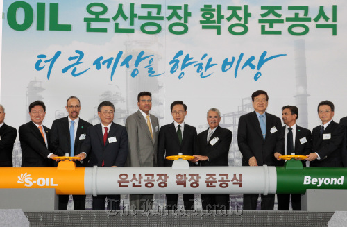 President Lee Myung-bak (fifth from left), S-Oil chief executive Ahmed Subaey (fourth from left), Saudi Aramco president Khalid Al-Falih (second from left), Hanjin Group chairman Cho Yang-ho (third from right) join a ceremony to celebrate the expansion of S-Oil’s plant in Onsan, Ulsan, Thursday. (S-Oil)