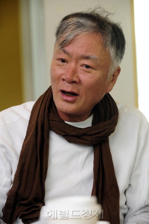 소설가 김훈이 신작 '흑산'을 발표하고 서울 삼청동의 한식당에서 출간기자간담회를 가지고 있다. 박해묵 기자/mook@heraldm.com\r\n소설가 김훈이 신작 '흑산'을 발표하고 서울 삼청동의 한식당에서 출간기자간담회를 가지고 있다. 박해묵 기자/mook@heraldm.com