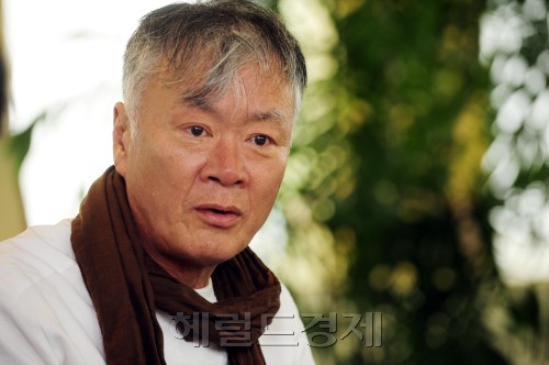 소설가 김훈이 신작 '흑산'을 발표하고 서울 삼청동의 한식당에서 출간기자간담회를 가지고 있다. 박해묵 기자/mook@heraldm.com\r\n소설가 김훈이 신작 '흑산'을 발표하고 서울 삼청동의 한식당에서 출간기자간담회를 가지고 있다. 박해묵 기자/mook@heraldm.com