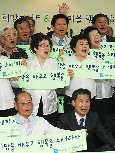 ‘경기 행복학습마을 만들기’ 사업이 여덟 번째 결실을 맺는다. 이 사업은 교육 기회가 없었던 주민들에게 평생학습의 기회를 제공하기 위해 경기도가 추진하고 있다. \r\n경기도는 22일 오전 11시 동두천시 보산동에 위치한 걸산마을에서 김문수 경기도지사와 오세창 동두천시장, 정영호 노인회장을 비롯한 마을 주민 200여명이 참석한 가운데 ‘걸산마을 행복학습관’ 개관행사를 갖는다고 20일 밝혔다. \r\n걸산마을은 동두천시청에서 약 5km 거리에 위치한 산간오지 마을로 미 2사단 영내를 거쳐야만 마을 출입을 할 수 있는 육지의 섬이라고 불리는 곳이다.