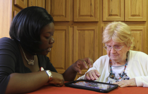 Recreational Therapy Assistant Felicia Johnson plays “The Price is Right” with Esther Nelson on an iPad at Health Central Park long-term care facility in Winter Garden, Florida, Sept. 21.   (Orlando Sentinel/MCT)아이패드,노인 기억력