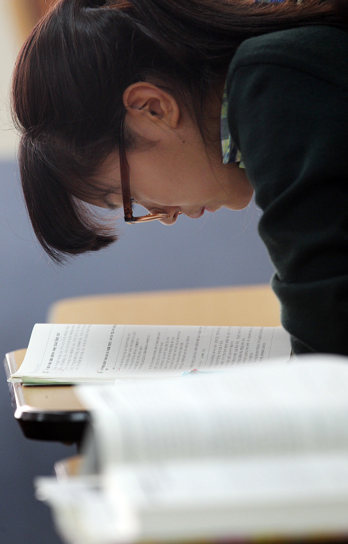 A student studies for an annual state-run test for college admis-\r\nsion.     (Yonhap News) 수험생