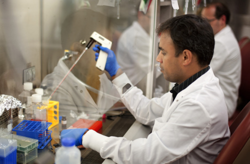 Mayo Clinic researcher Lavakumar Karyampudi works on a process\r\nto isolate suppressor cells that can be used to kill tumors at the\r\nfacility’s lab in Rochester, Minnesota.  (Minneapolis Star Tribune/MCT) 암백신연구